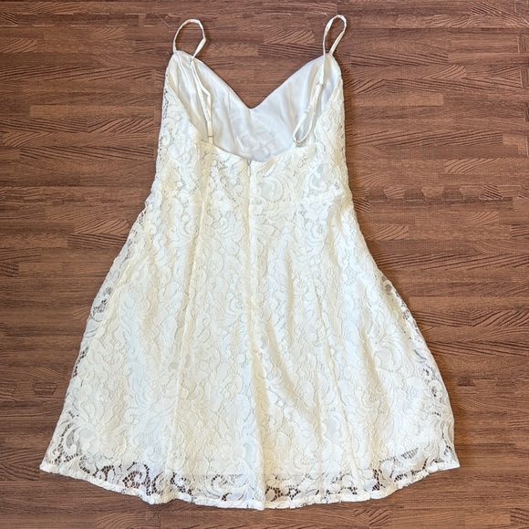 LULU'S WHITE LACE DRESS SIZE XS WITH ADJUSTABLE STRAPS - Picture 3 of 3